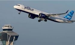 من غرائب السفر..  مسافر يفتح باب طائرة خلال مسيرها للإقلاع من المطار